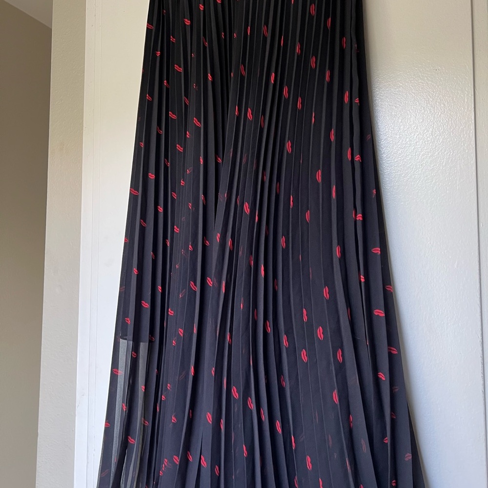 Elegant Black Maxi Skirt with Red Lip Pattern - Picture 3 of 7